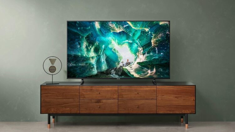 watching tv 750x422 1 - 5 Tips for Choosing the Right TV Screen Size for your Room